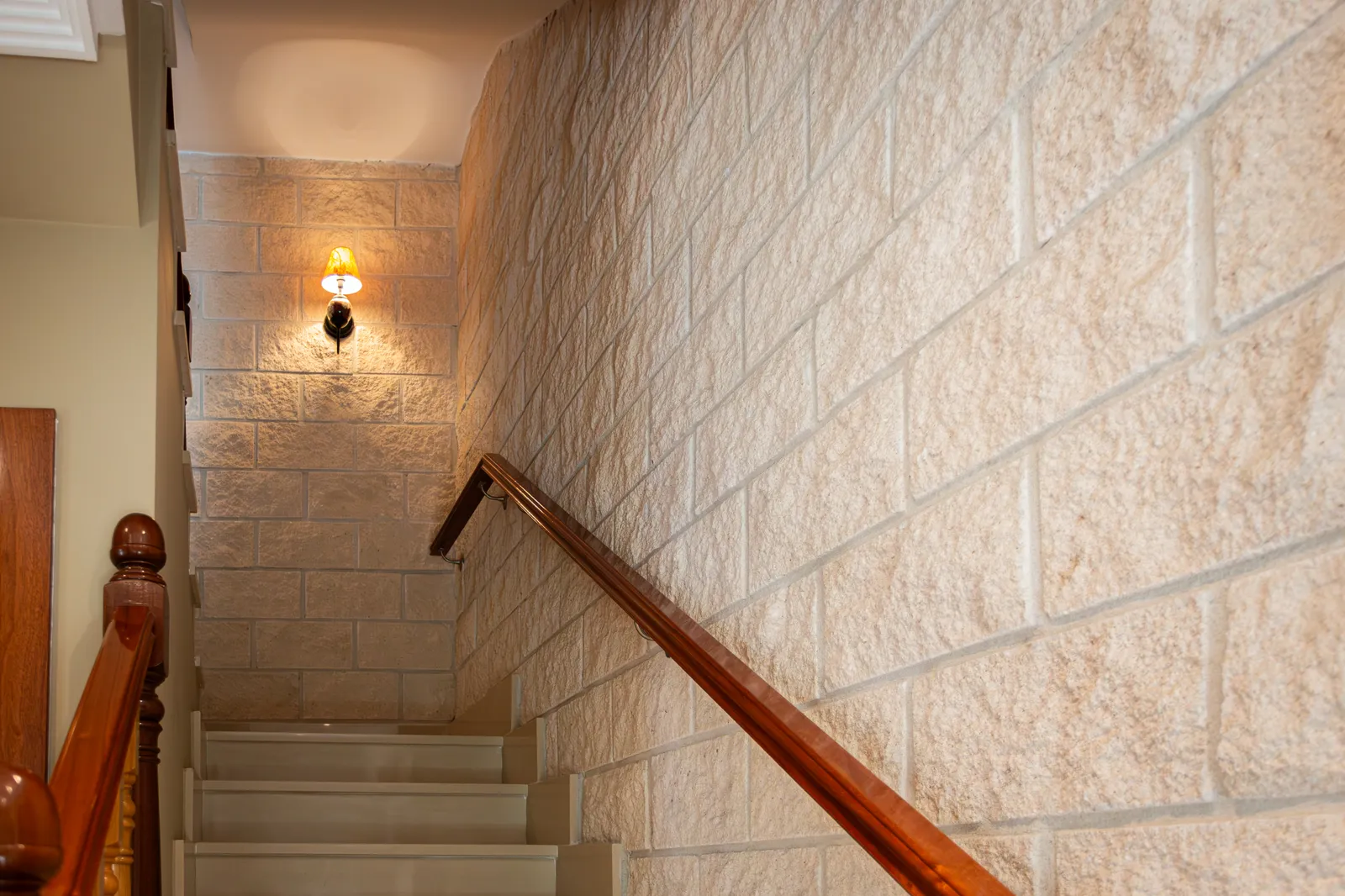 Escalera interior con muro de bloque Split visto